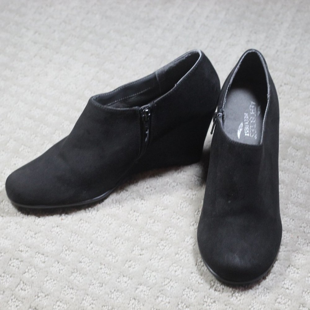 Aerosoles Heelrest Size 9.5 Black Suede 3.25" Wedge Heels